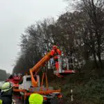 FW-Schermbeck: Baum droht auf Fahrbahn zu stürzen