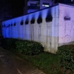 FW Bergheim: Feuerwehr löscht Brand in Abfallhaus in Bergheim