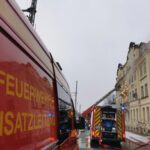 FW Dresden: Rauchentwicklung in Wohngebäude und einem Zug