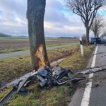 FW Lehrte: Schwerer Verkehrsunfall: Pkw kommt von Fahrbahn ab und prallt gegen Baum