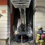 FW Stuttgart: Flammen greifen auf Wohngebäude über