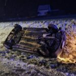 FW Menden: Verkehrsunfall: PKW landet auf Dach im Straßengraben