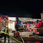 FW Königswinter: Wohnungsbrand in Königswinter Altstadt – Feuerwehr rettet zwei Menschen, eine Person wird tot geborgen