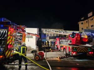FW Königswinter: Wohnungsbrand in Königswinter Altstadt – Feuerwehr rettet zwei Menschen, eine Person wird tot geborgen