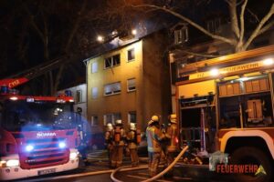 FW Frankenthal: Brand zerstört Wohnung und Dachstuhl