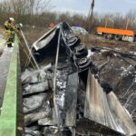 FW-HAAN: Sattelzug stürzt Böschung hinunter und brennt auf A46 vollständig aus – Feuerwehr Haan und Feuerwehr Solingen gemeinsam im Einsatz