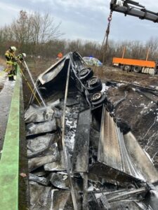 FW-HAAN: Sattelzug stürzt Böschung hinunter und brennt auf A46 vollständig aus – Feuerwehr Haan und Feuerwehr Solingen gemeinsam im Einsatz