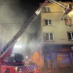 FW-E: Ausgedehnter Kellerbrand in einem Mehrfamilienhaus – Feuerwehr rettet 16 Menschen