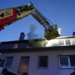 FW Ratingen: Brand in Dachgeschosswohnung – Feuerwehr rettet Frau aus Lebensgefahr