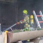 FW Ratingen: Wohnungsbrand in Ratingen – Feuerwehr rettet schwer verletzte Person aus Brandwohnung