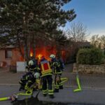 FW-MK: PKW-Brand greift auf Wohnhaus über