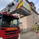 FF Bad Salzuflen: Zwei Menschen bei Küchenbrand zum Teil schwer verletzt / Feuer in der Baumstraße ist schnell unter Kontrolle. Einige Rettungskräfte müssen danach direkt in den Folgeeinsatz
