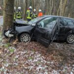 FFW Schiffdorf: Pkw prallt gegen Baum – Fahrer verletzt