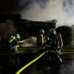 FW-PLÖ: „Feuer,groß mit Menschenleben in Gefahr“ in Mönkeberg, 1 verletzte Person gerettet