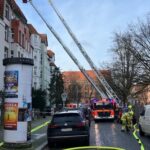 FW Hannover: Brand greift auf Dachstuhl über
