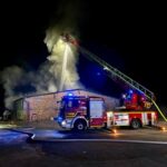 FW-RE: Ausgedehnter Brand in einer Lagerhalle – keine Verletzten