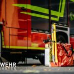 FW Bremerhaven: Drei Löschfahrzeuge der Feuerwehr Bremerhaven bekämpfen Feuer in Bremerhaven Wulsdorf – Gartenlaube in Vollbrand
