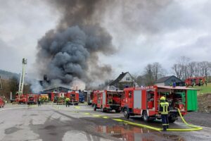 FW Finnentrop: Industriebrand in Finnentrop-Fehrenbracht