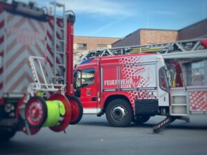 FW-E: Mehrere parallele Brandeinsätze verdeutlichen die Notwendigkeit der Anzahl an Feuerwehrfahrzeugen und Einsatzkräften im Stadtgebiet von Essen