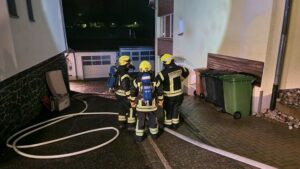 FW VG Westerburg: Feuer in Kellerraum – Elf Personen können Mehrfamilienhaus unverletzt verlassen