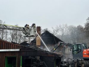 FW Osterholz-Scharm.: Landwirtschaftliches Gebäude von Vollbrand – Feuerwehr kann Übergreifen auf Wohnhaus in letzter Minuten verhindern
