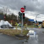 FW Ratingen: Fahrzeugbrand und parallele Einsätze