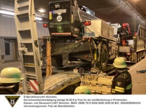 FW-M: Harvester auf Tieflader verrutscht im Tunnel (Mittersendling)