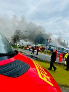 FW-RE: Vollbrand einer Lagerhalle in Herten-Süd – Feuerwehr Recklinghausen unterstützt umfassend die Feuerwehr Herten