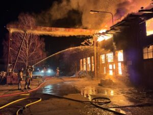 FW Dresden: Großbrand in einer Industriebrache