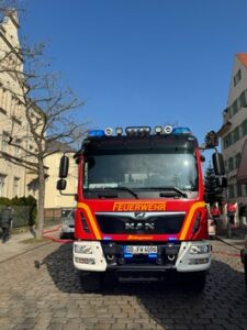 FW Dresden: Rauchwarnmelder alarmiert die Nachbarn – Wohnungsbrand