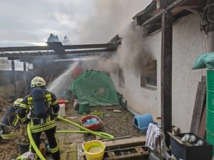 FW-MH: Brand einer Gartenlaube und einer Wohnung in Mülheim Styrum