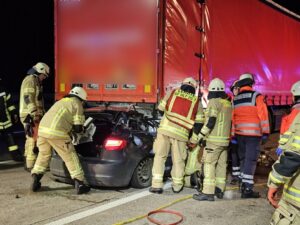 FW Lehrte: Schwerer Verkehrsunfall A7: Junge Frau fährt unter LKW und wird lebensgefährlich Verletzt. Rettungsgasse bereitet Probleme.