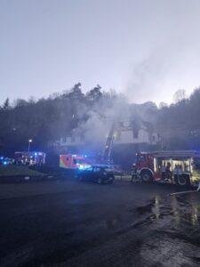 FW Schalksmühle: Brand in Gebäude – eine Person gestorben.