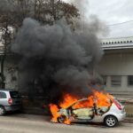 FW Stuttgart: – Vollbrand eines PKW’s, sowie starke Rauchentwicklung – Brand droht auf weitere Fahrzeuge überzugreifen