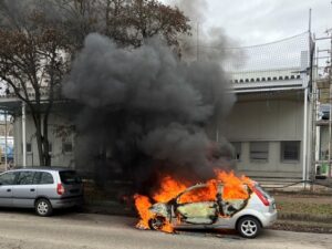 FW Stuttgart: – Vollbrand eines PKW’s, sowie starke Rauchentwicklung – Brand droht auf weitere Fahrzeuge überzugreifen