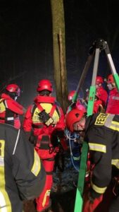 FW Minden: Feuerwehr und Polizei untersuchen unbekannte Gegenstände – Einsatz der Höhenrettungsgruppe Espelkamp