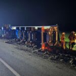 FW-OLL: LKW kippt in Graben – Fahrer leicht verletzt