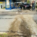 FW-E: Schwerer Verkehrsunfall – Pkw fährt in Bushaltestelle