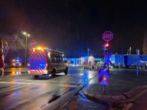 FW-NE: Verkehrsunfall zwischen Straßenbahn und LKW | Zehn Personen verletzt