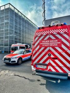 FW-NE: Brand in einem Serverraum des Johanna-Etienne-Krankenhauses | Mehrere Stationen geräumt | Umfangreiche Entrauchungsmaßnahmen nötig