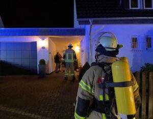 FF Bad Salzuflen: Defekte Gasleitung sorgt für Feuerwehreinsatz in der Straße „Am Steinbrink“ / Bewohner können sich noch vor Eintreffen der Einsatzkräfte unverletzt in Sicherheit bringen