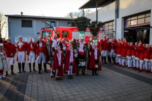 FW-GL: Dreimol „Gläbbisch Alaaf“ op de Füürwaach Bergisch Gladbacher Dreigestirne zu Gast bei der Feuerwehr