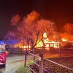 FW-E: Großbrand auf landwirtschaftlichem Anwesen – Zahlreiche Einsatzkräfte im Einsatz