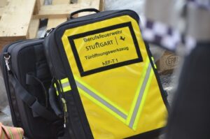 FW Stuttgart: Person in Geschäftsgebäude eingeschlossen – Über Feuermelder auf Notsituation aufmerksam gemacht