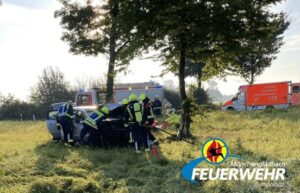 FW-MG: Umgekipptes Leichtkraftfahrzeug nach Verkehrsunfall