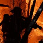 FW Celle: Mehrere Lauben brennen in Celle / Schwierige Wasserversorgung