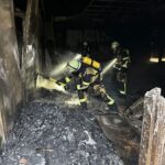 FW-E: Brand einer leerstehenden Schule – aufwendiger Feuerwehreinsatz