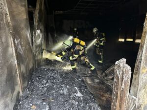 FW-E: Brand einer leerstehenden Schule – aufwendiger Feuerwehreinsatz