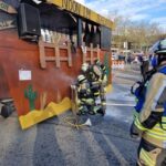 FW Bocholt: Feuerwehr löscht Entstehungsbrand an Karnevalswagen