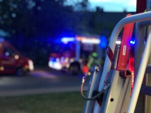 FW Alpen: Elektrofahrzeug verunfallt auf der Autobahn 57 in Alpen